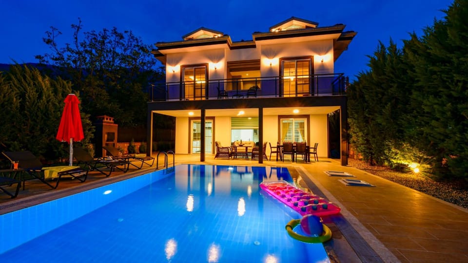 Property building, Patio, Night, Garden, Garden view, Pool view, Swimming pool, sunbed