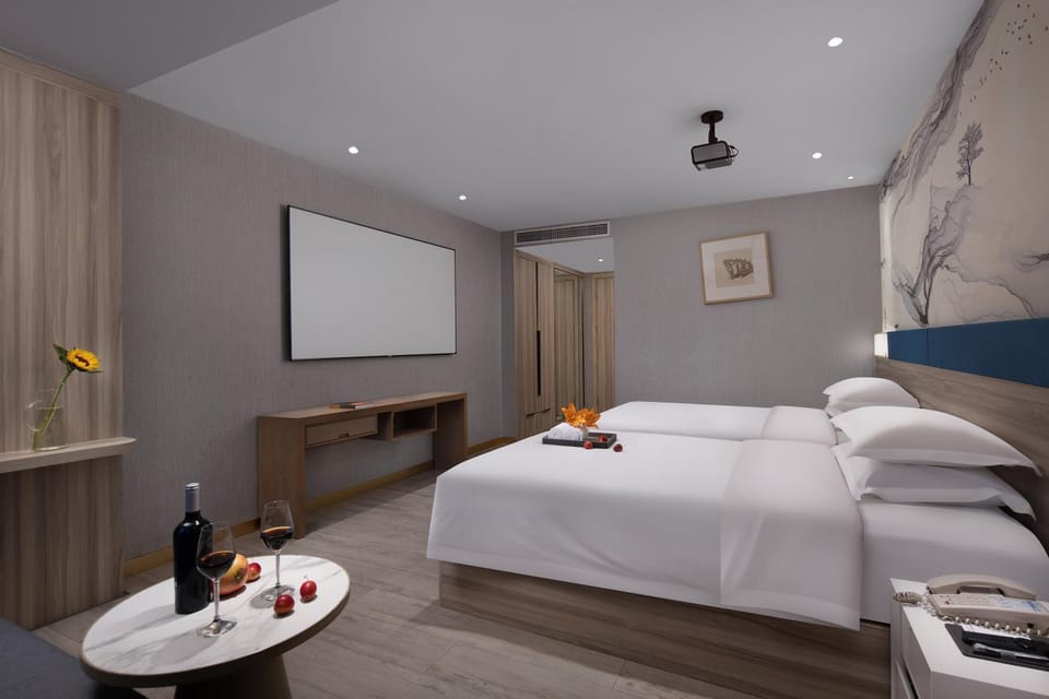 Bed, TV and multimedia, Photo of the whole room, Bedroom