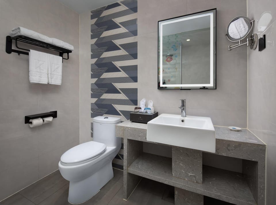 Shower, Toilet, Bathroom, bidet, towels