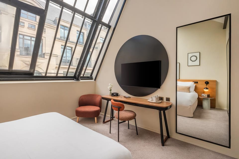 Bed, TV and multimedia, Bedroom
