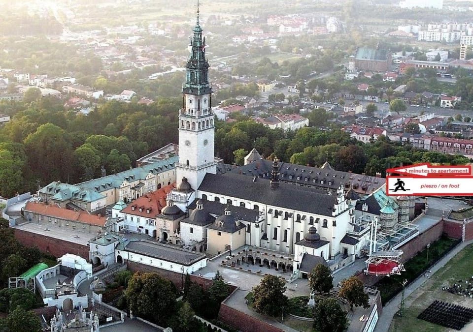 Property building, Nearby landmark, Neighbourhood, Bird's eye view, Hiking, Hiking, Animals, Pets, City view, Street view