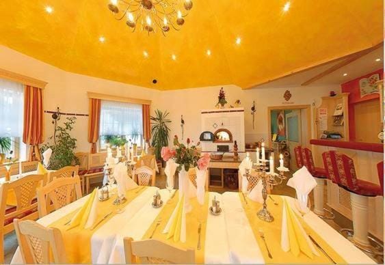 Restaurant/places to eat, Lounge or bar, Food and drinks, Banquet/Function facilities, Seating area, Food, Breakfast