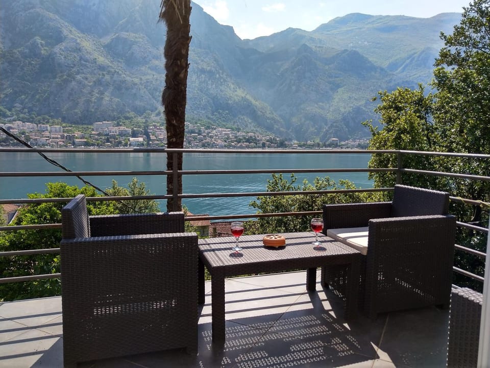 View (from property/room), Balcony/Terrace, Mountain view