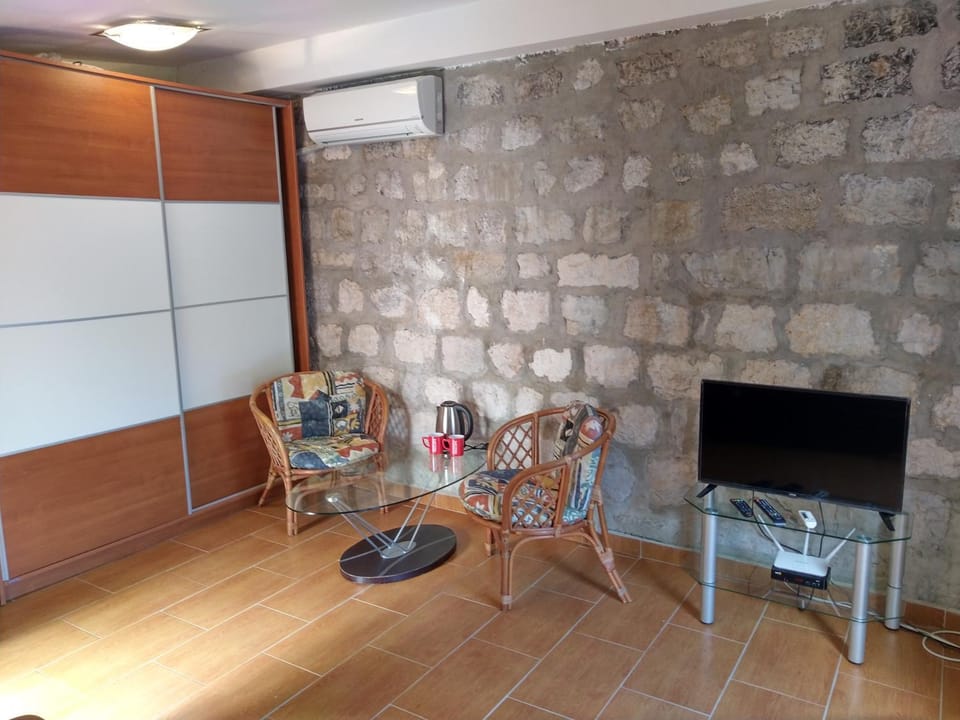 TV and multimedia, Seating area, air conditioner