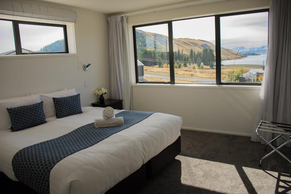 Bed, Bedroom, Lake view, Mountain view