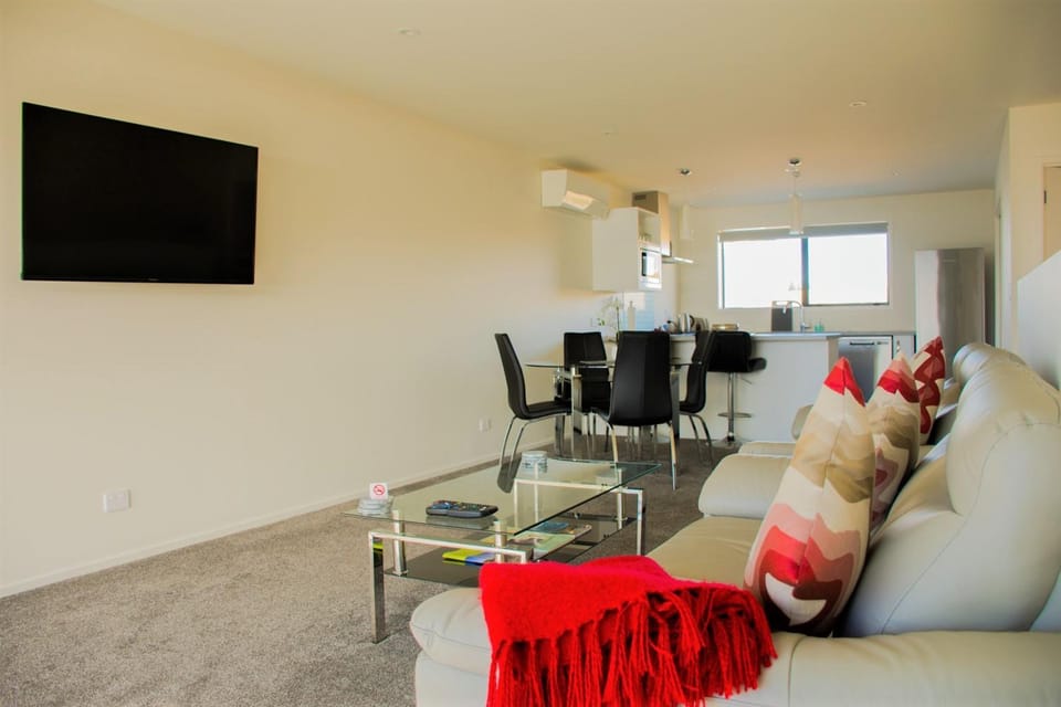 Communal lounge/ TV room, TV and multimedia, Living room, Seating area, Dining area