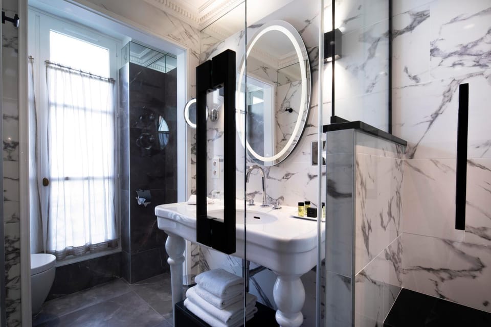 Shower, Toilet, Bathroom, towels