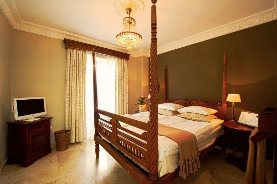 Bed, TV and multimedia, Bedroom