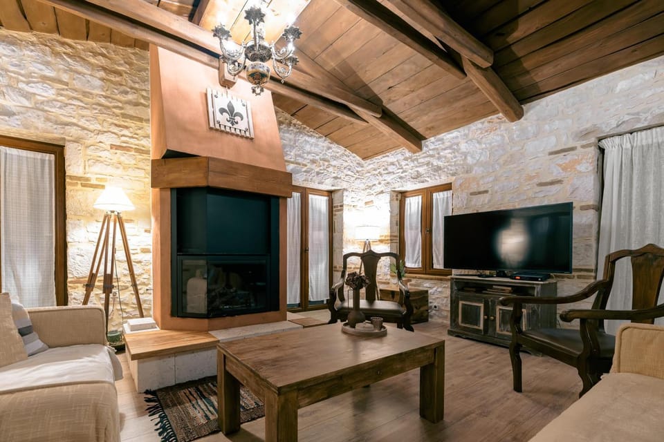 TV and multimedia, Seating area, fireplace
