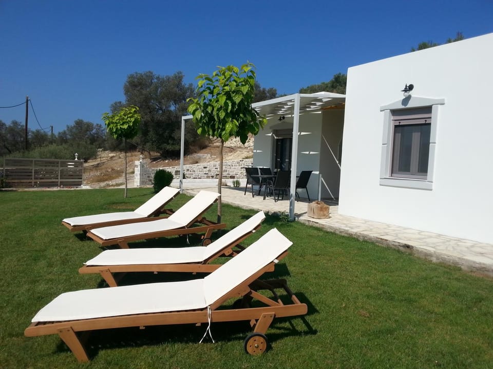 Property building, Patio, Facade/entrance, Garden, sunbed