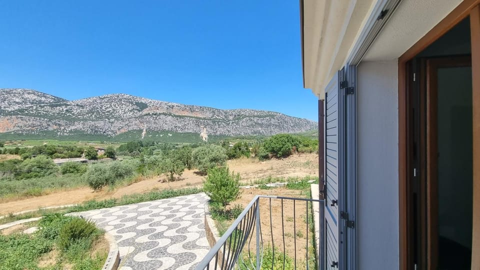 Balcony/Terrace, Mountain view