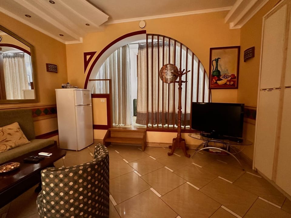 Communal lounge/ TV room, TV and multimedia, Kitchen or kitchenette, Living room, Seating area, wardrobe, air conditioner