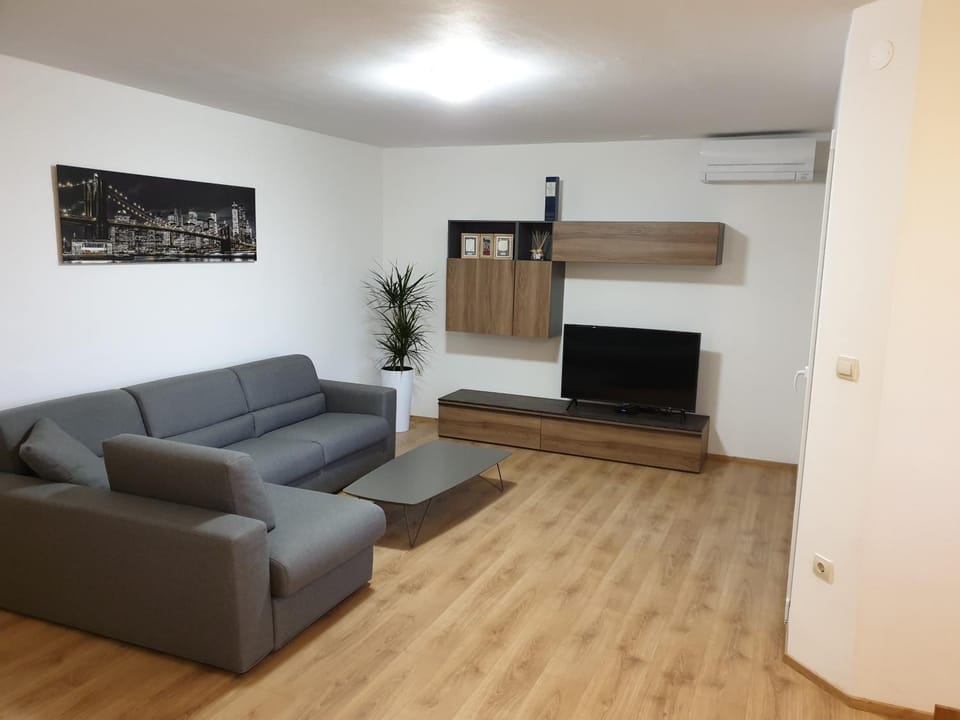 Communal lounge/ TV room, TV and multimedia, Living room, Seating area