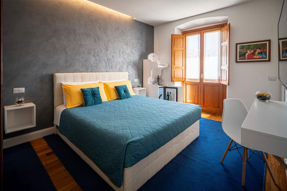 Bedroom, minibar