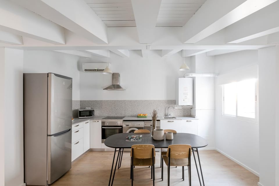 Kitchen or kitchenette, Dining area