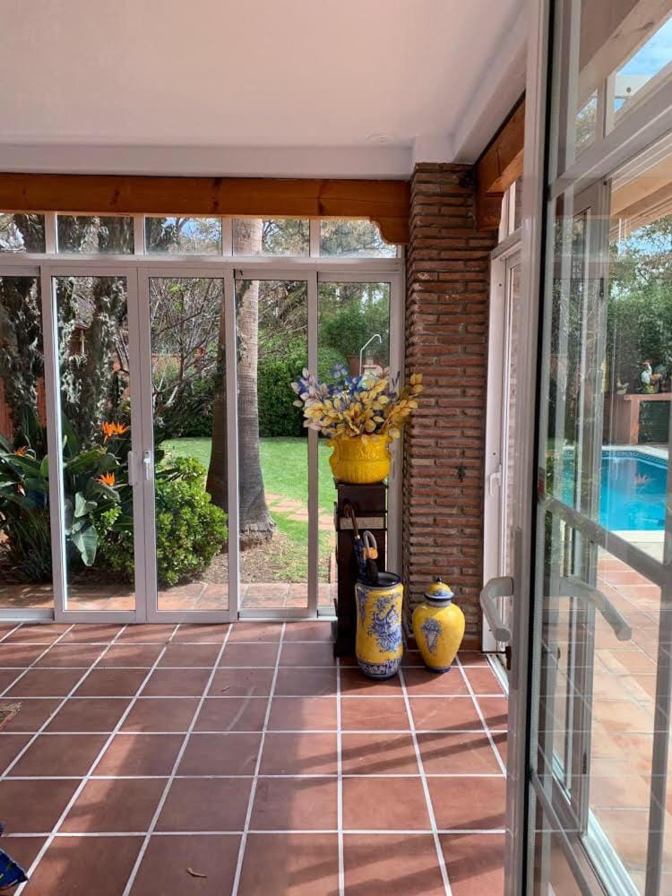 Chalet con piscina a 50 m de la playa . House in Marbella