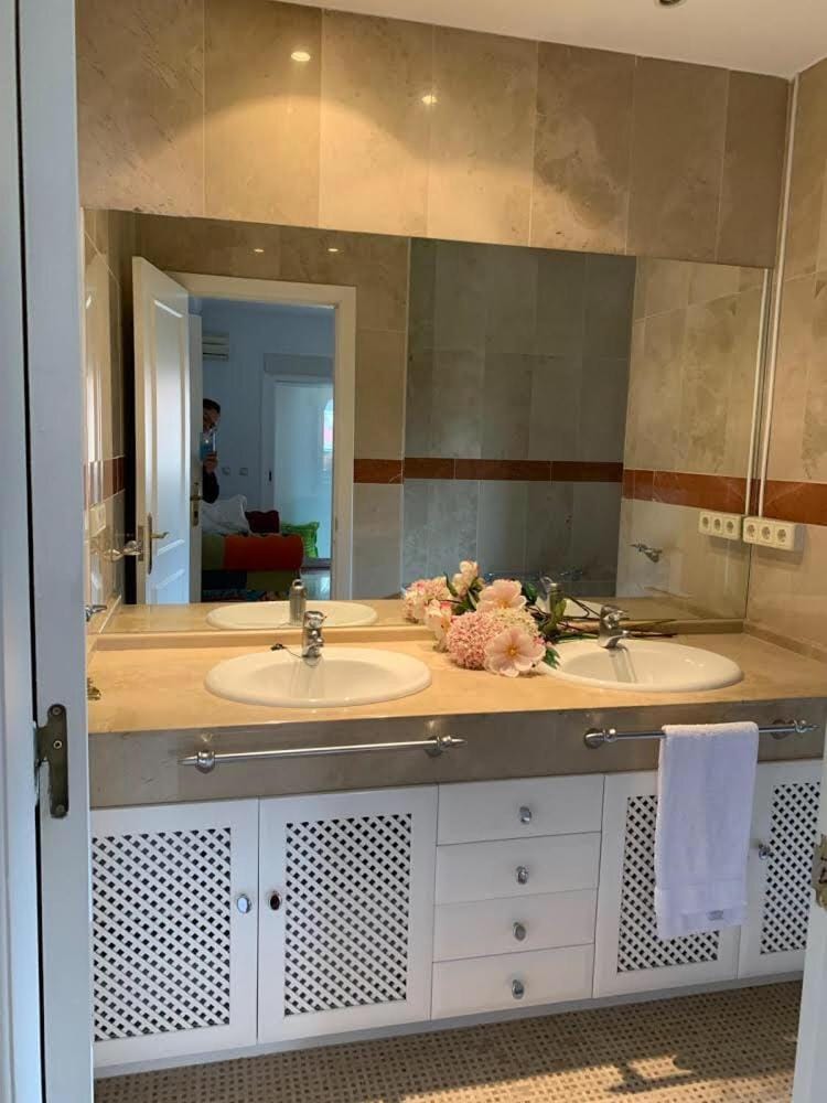 Chalet con piscina a 50 m de la playa . House in Marbella