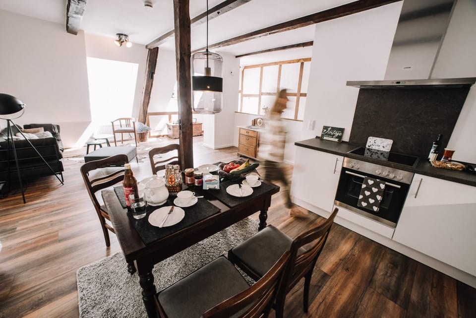 Kitchen or kitchenette, Dining area