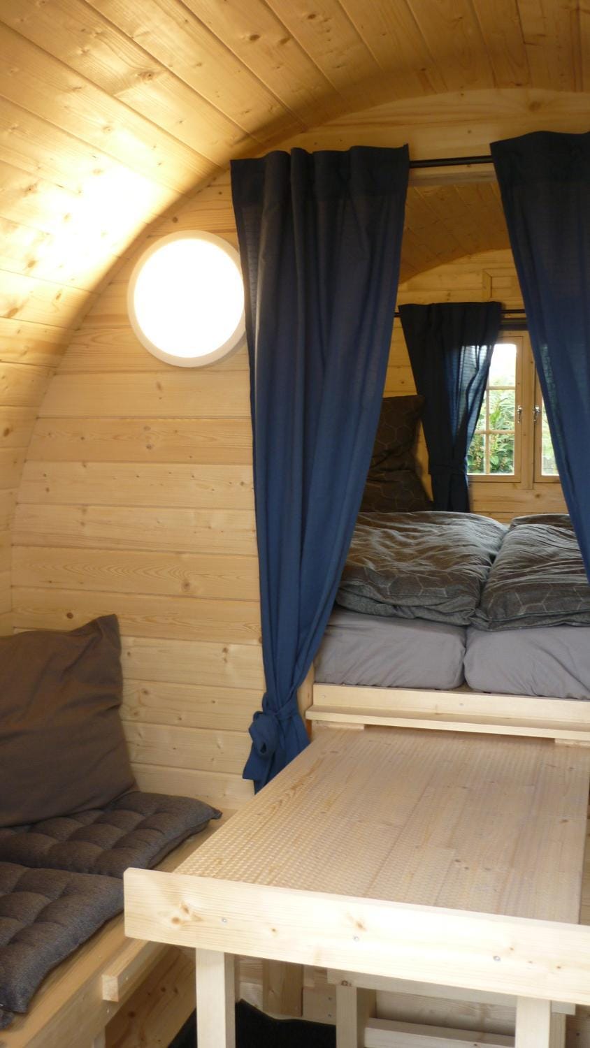Bed, Seating area