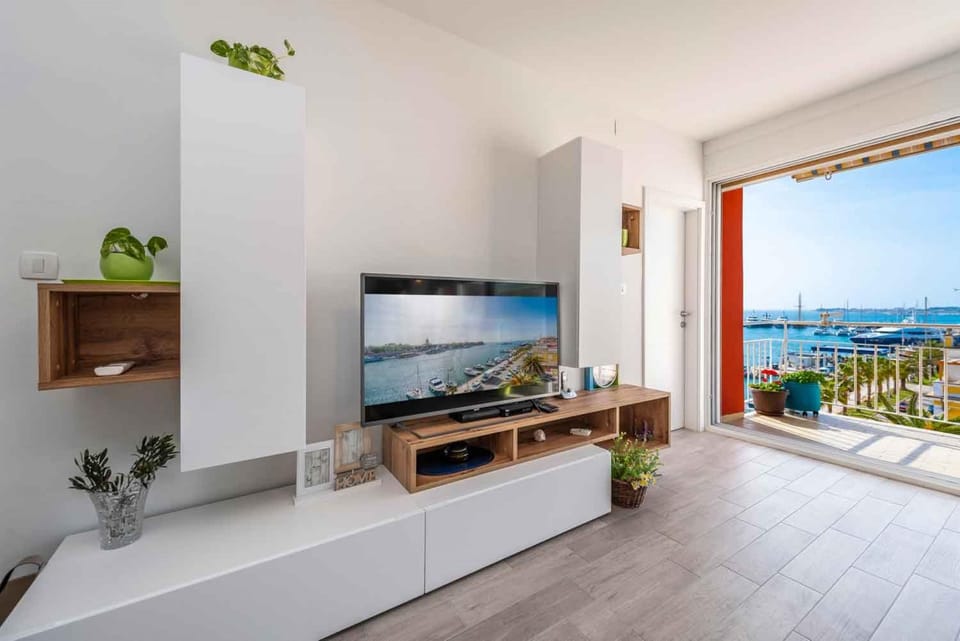 TV and multimedia, Balcony/Terrace, Kitchen or kitchenette, Living room, Seating area, Dining area, City view, Sea view