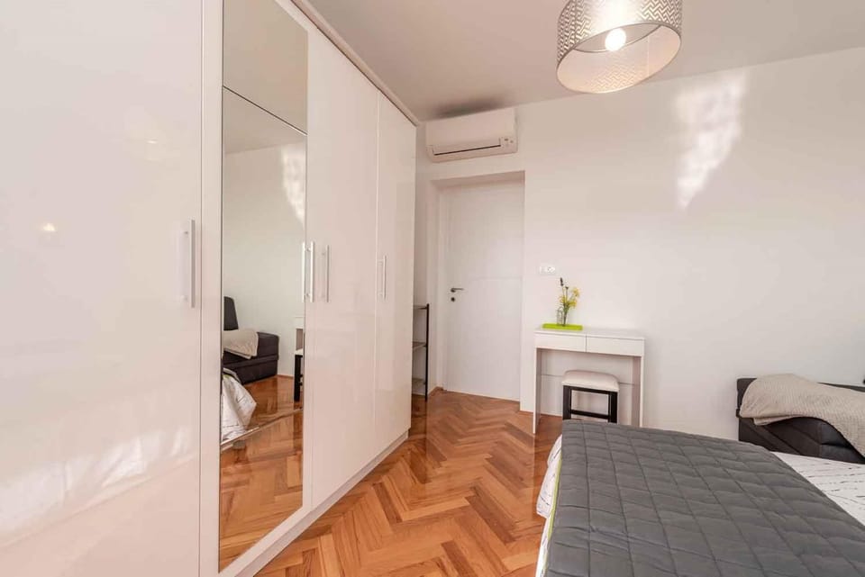 Bed, Bathroom, Photo of the whole room, Bedroom
