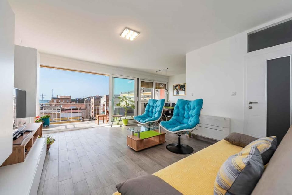 TV and multimedia, Balcony/Terrace, Living room, Seating area, Dining area, City view, Sea view