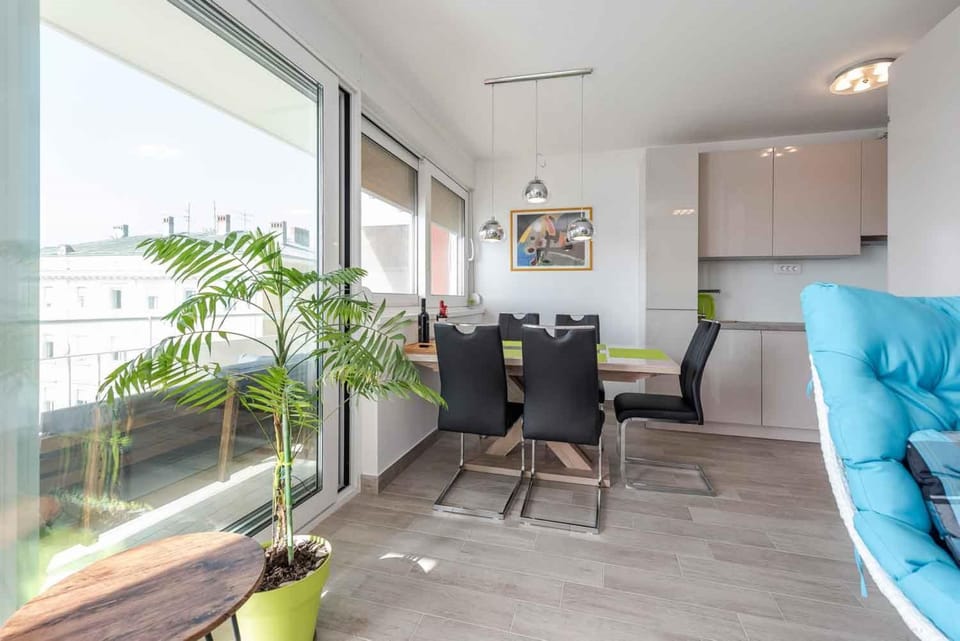 TV and multimedia, Balcony/Terrace, Kitchen or kitchenette, Living room, Seating area, Dining area, City view, Sea view