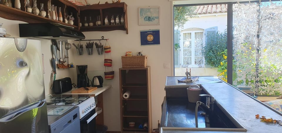 Kitchen or kitchenette, Dining area, dishwasher, minibar, oven, stove