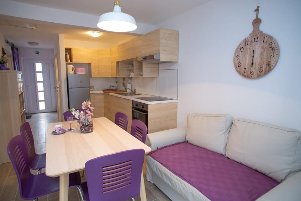 Kitchen or kitchenette, Living room, Seating area, Dining area