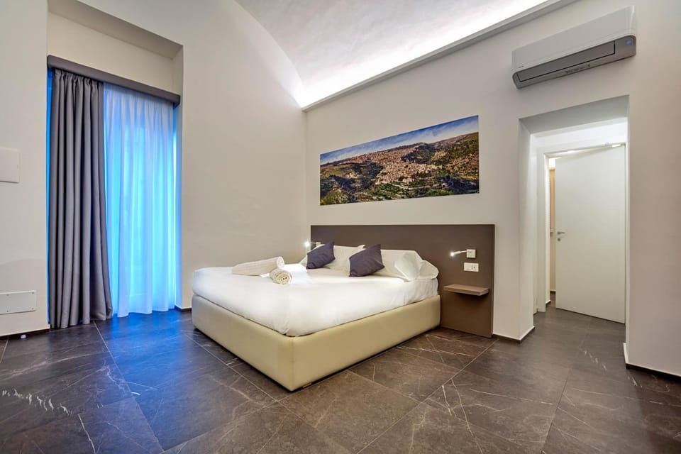 Bed, Photo of the whole room, Bedroom, Mountain view, Quiet street view, wardrobe