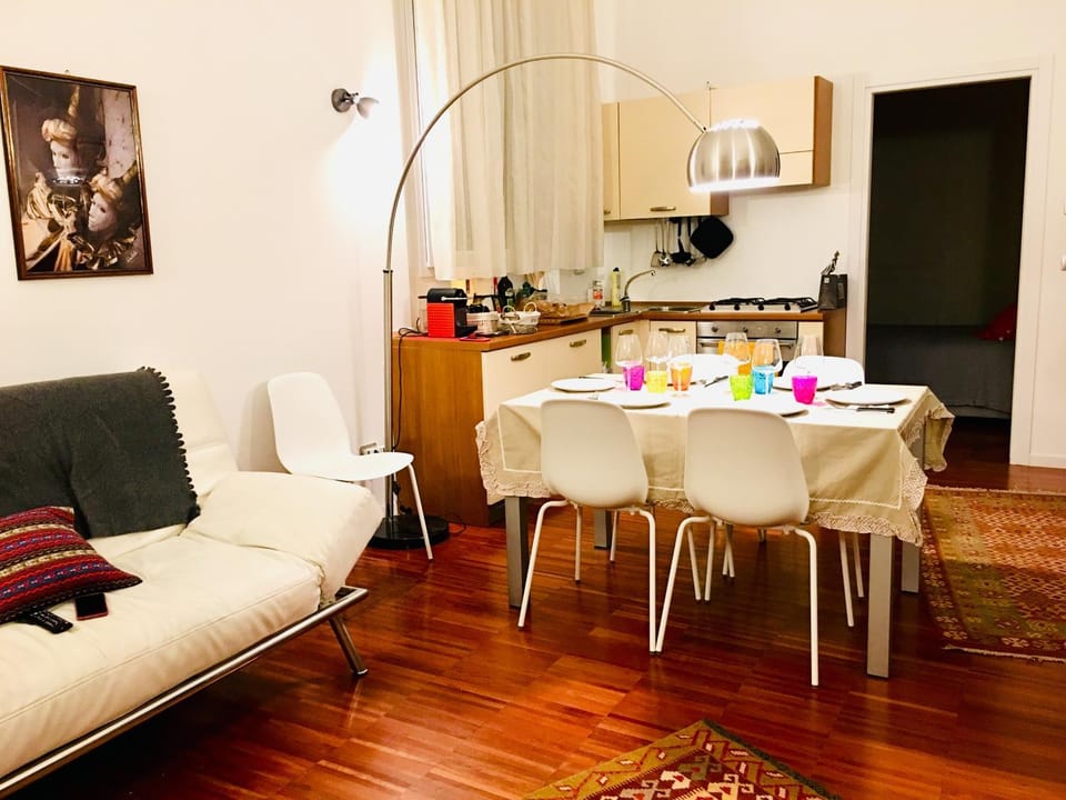 Coffee/tea facilities, Kitchen or kitchenette, Living room, Seating area, Dining area, stove