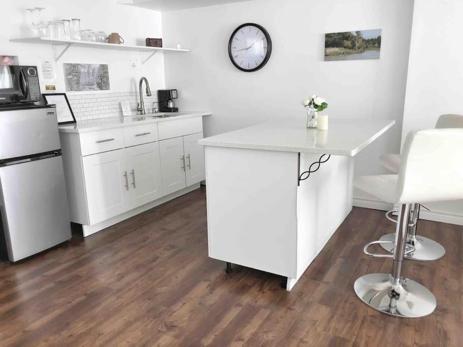 Romantic Studio Cottage Bed and Breakfast in Lambton Shores