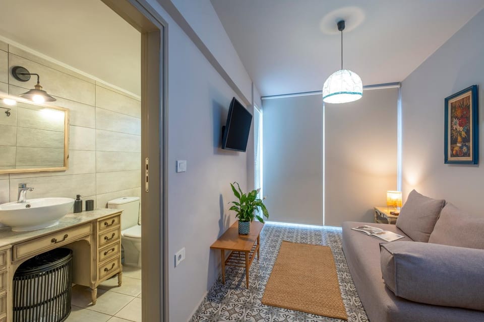 Bathroom, TV and multimedia, Living room, Seating area