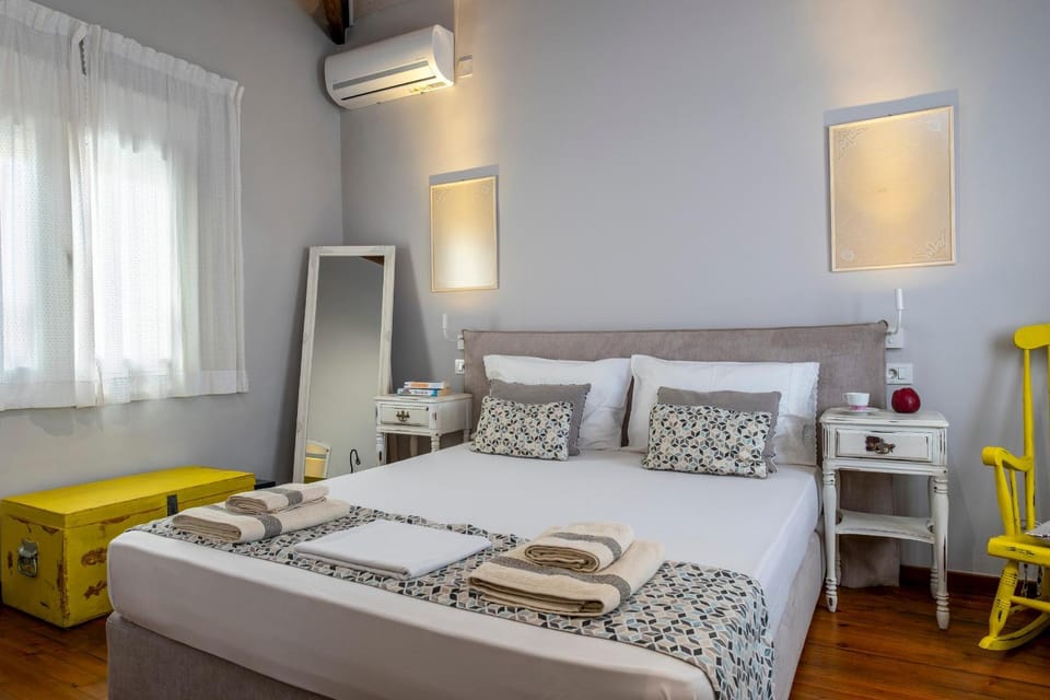 Bed, Photo of the whole room, Bedroom, towels, air conditioner