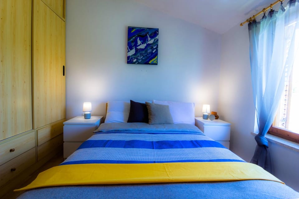Bed, Photo of the whole room