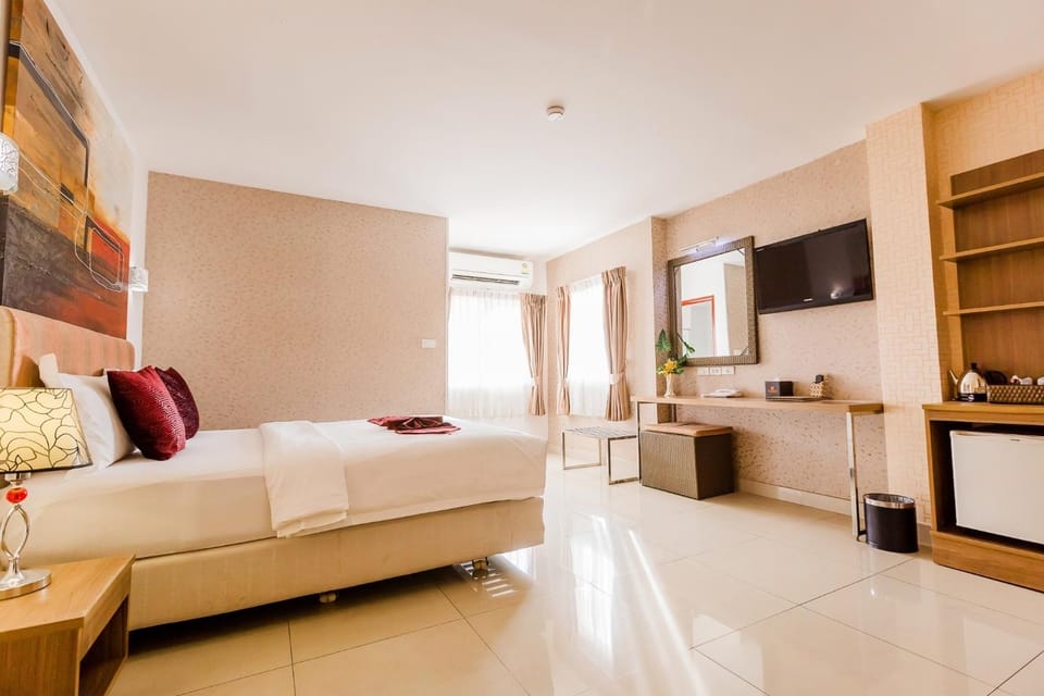 Photo of the whole room, Bedroom
