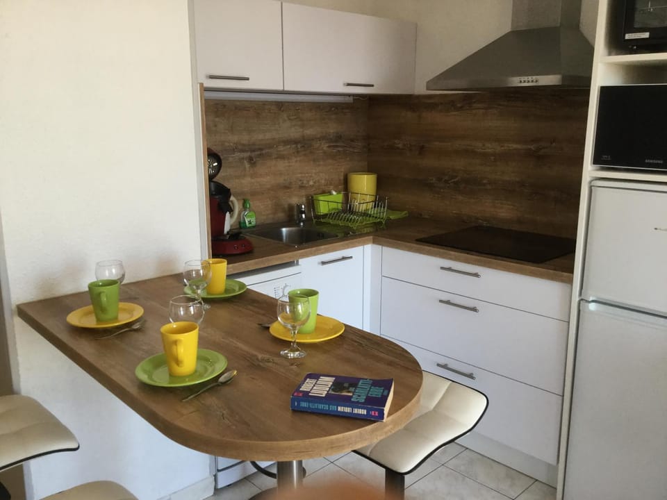 Coffee/tea facilities, Kitchen or kitchenette, Dining area, internet, stove
