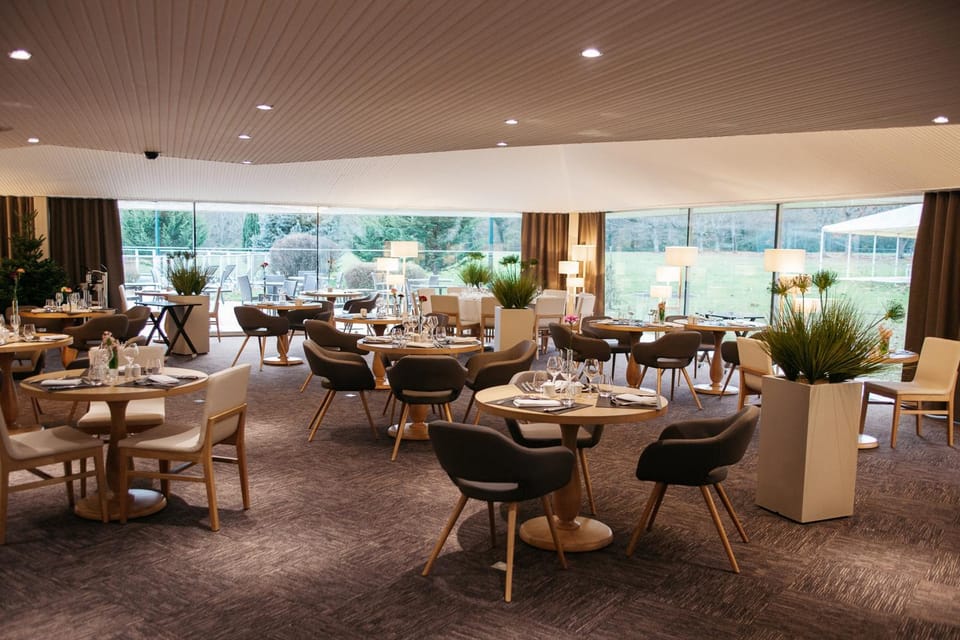 Restaurant/places to eat, Dining area, On site