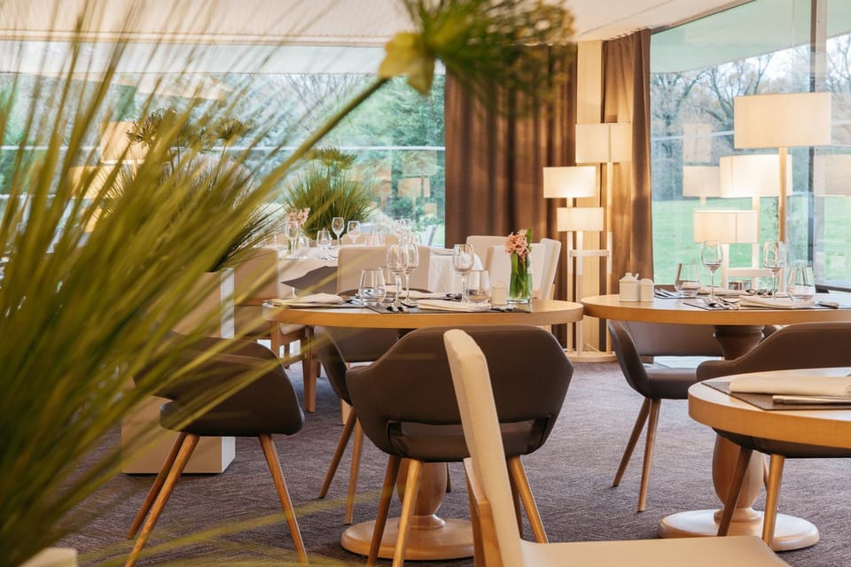 Restaurant/places to eat, Dining area, On site