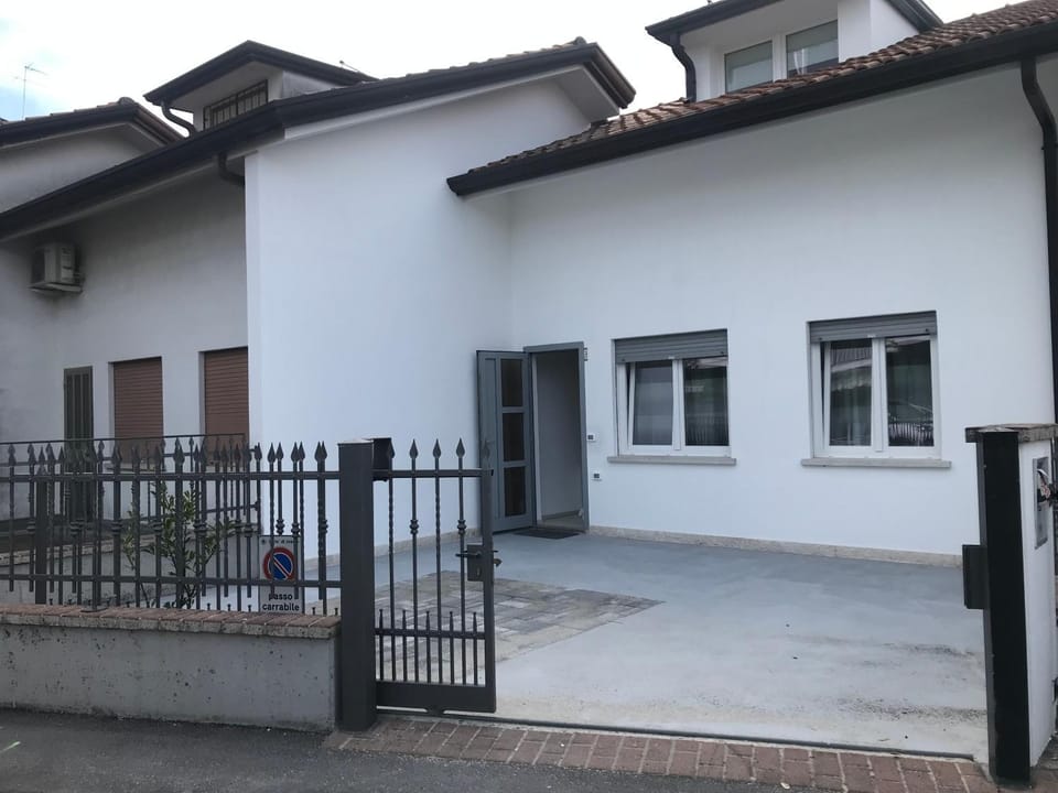 VILLINI OASI - CASETTA VICINO AL MARE CON scoperto esclusivo DA COLLA House in Lido di Jesolo