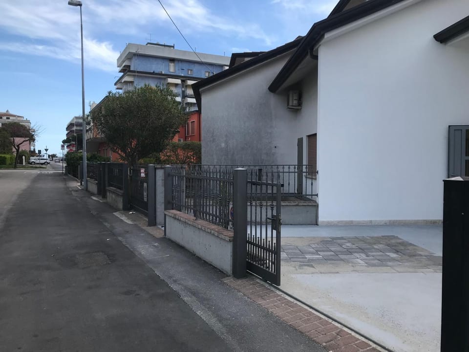 VILLINI OASI - CASETTA VICINO AL MARE CON scoperto esclusivo DA COLLA House in Lido di Jesolo
