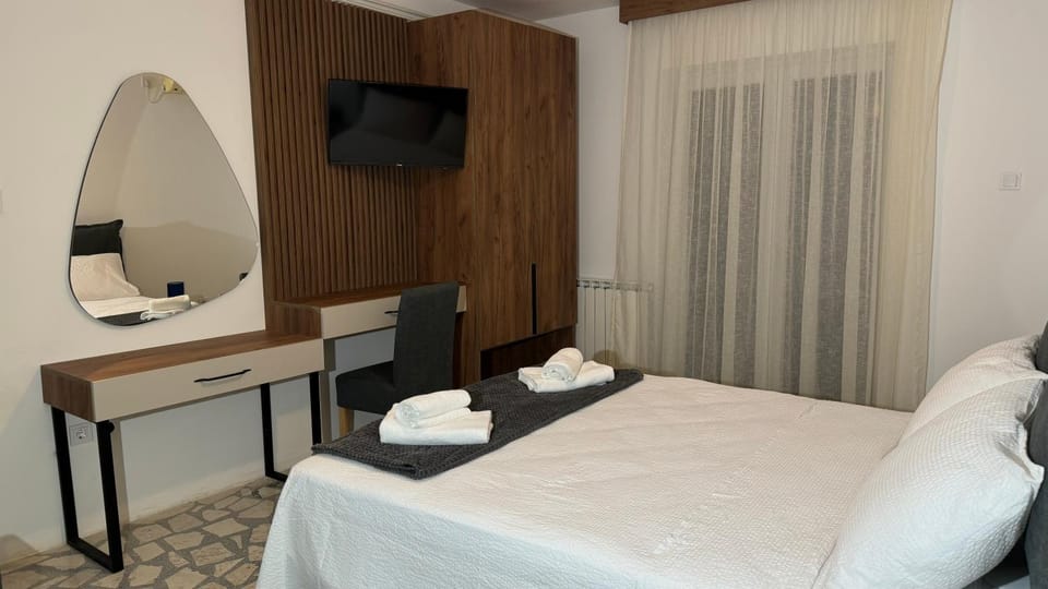 Bed, TV and multimedia, Bedroom