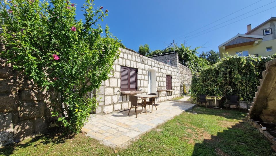 Property building, Patio, Garden, Balcony/Terrace, Garden view