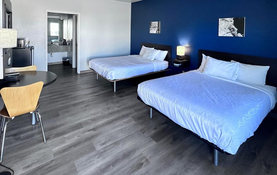 Bed, TV and multimedia, Seating area, City view, Breakfast, acessibility