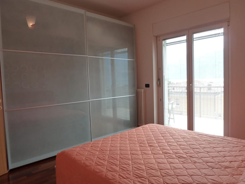 Bed, Bedroom, Lake view