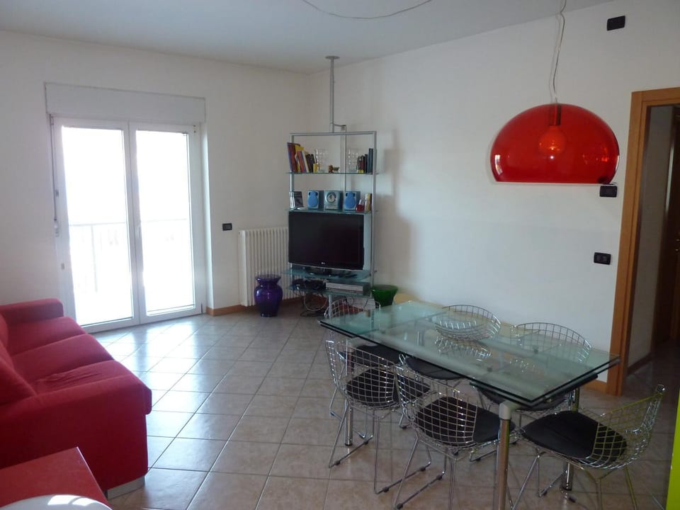 TV and multimedia, Living room, Seating area, Dining area