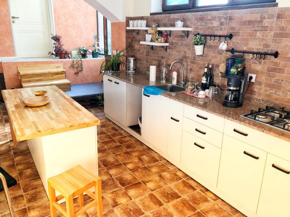Coffee/tea facilities, Kitchen or kitchenette, Dining area, Communal kitchen
