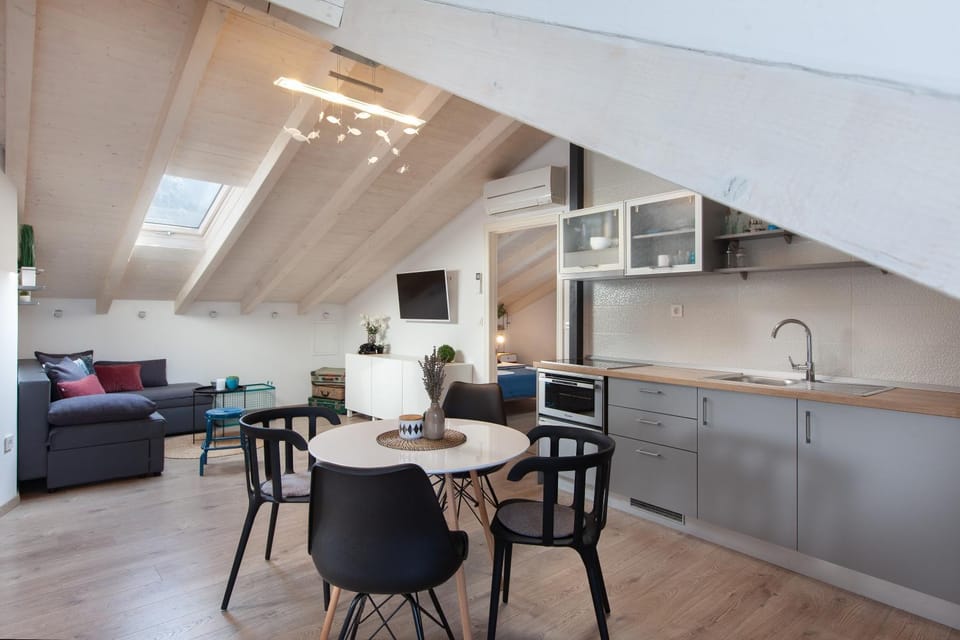Kitchen or kitchenette, Living room, Seating area, Dining area