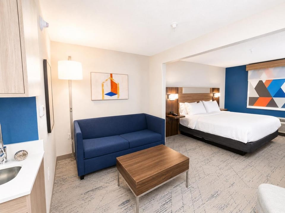 Bed, TV and multimedia, Living room, Photo of the whole room, Seating area, Bedroom, hair dresser