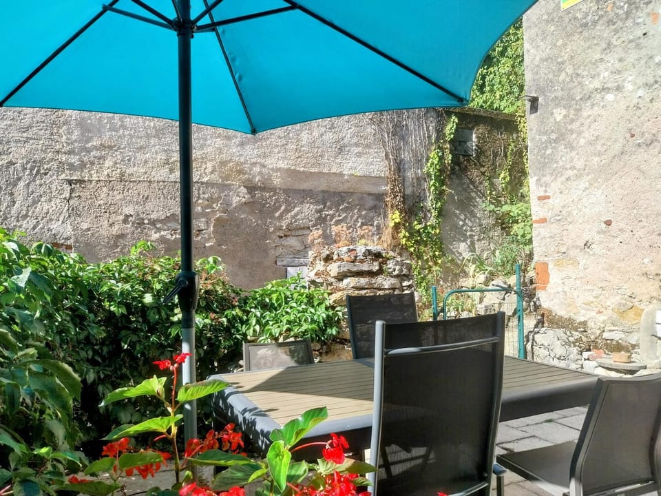 Patio, Day, Garden, Dining area, Garden view